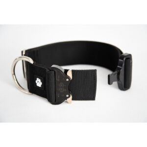 Salmiakkitassu Cobra-kaulapanta 50 mm, musta
